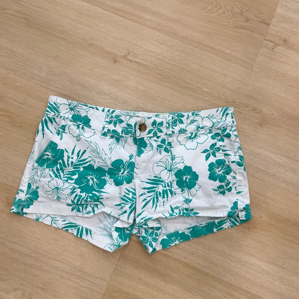 Vintage Y2K SO green and white hibiscus floral cotton shorts size 11